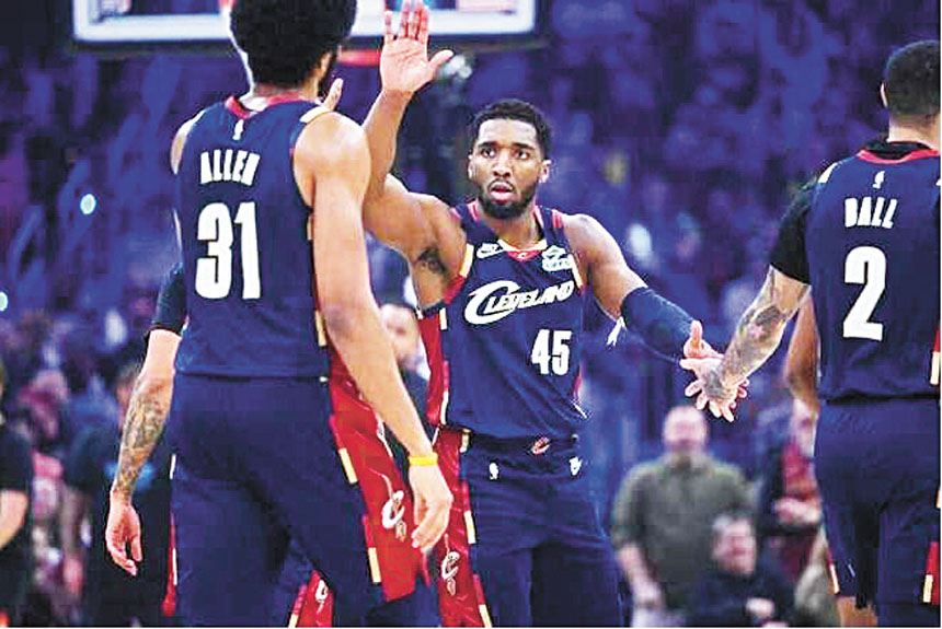 米切爾率騎士持續反撲，最終逆轉掘金奪3連勝。路透社