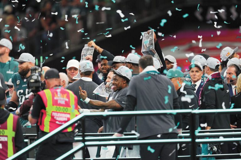 上一屆的超級碗決賽是老鷹對戰酋長，前者奪得冠軍。新華社