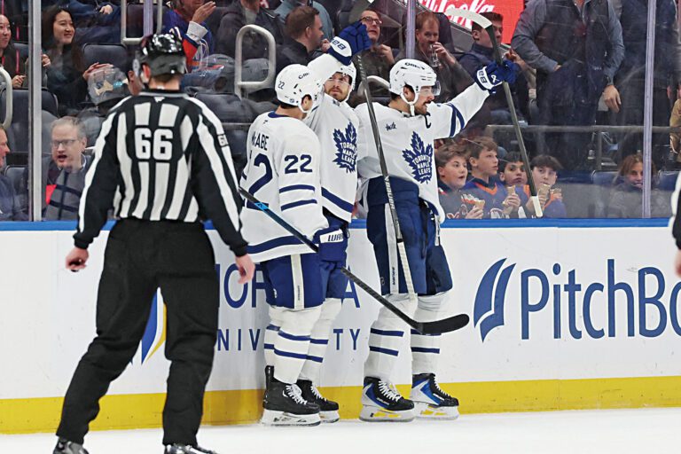 馬修斯刷新隊史紀錄，進球後和隊友一起慶祝，可惜以仍未能帶領楓葉取勝。路透社