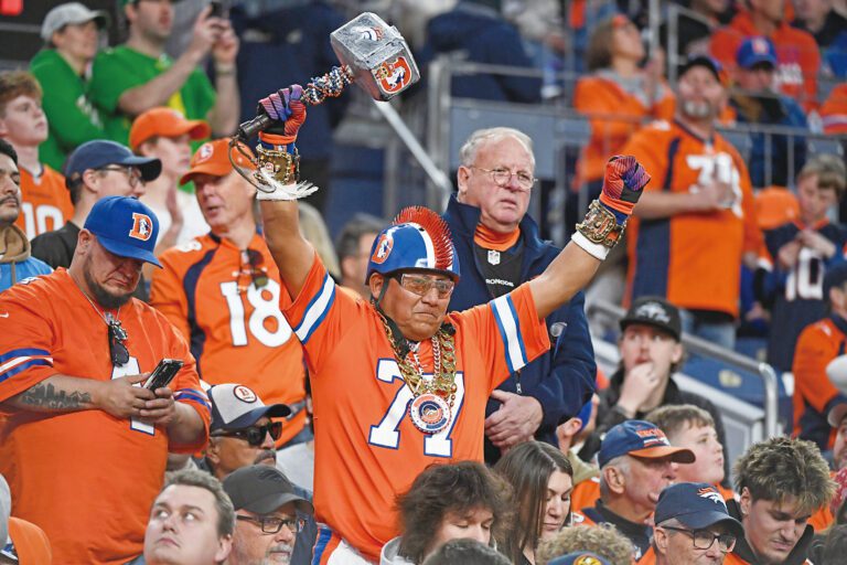 球迷慶祝野馬鎖定美聯頭號種子席位。美聯社