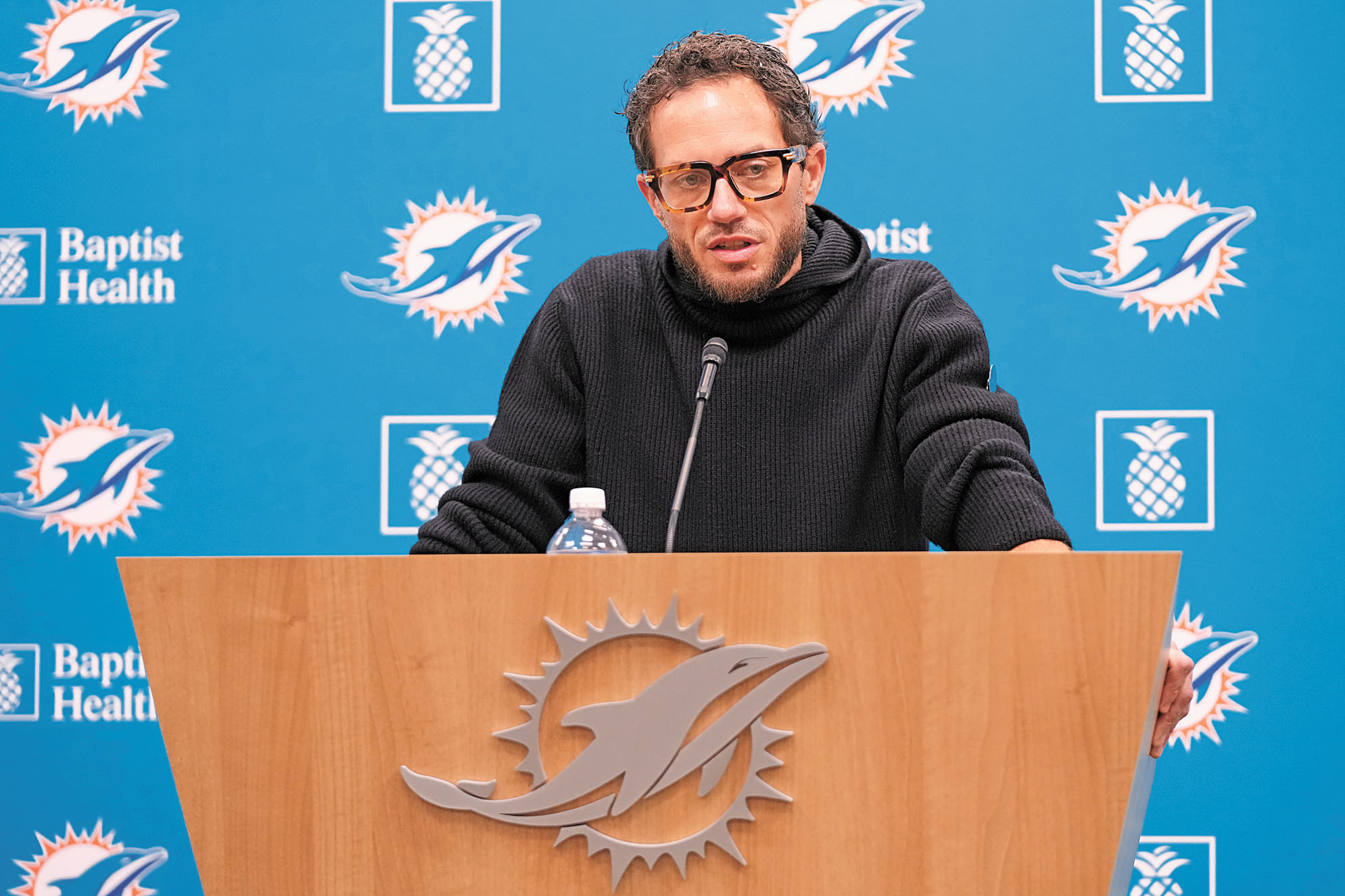 帥位暫時無憂的麥克丹尼爾出席賽後發布會。美聯社