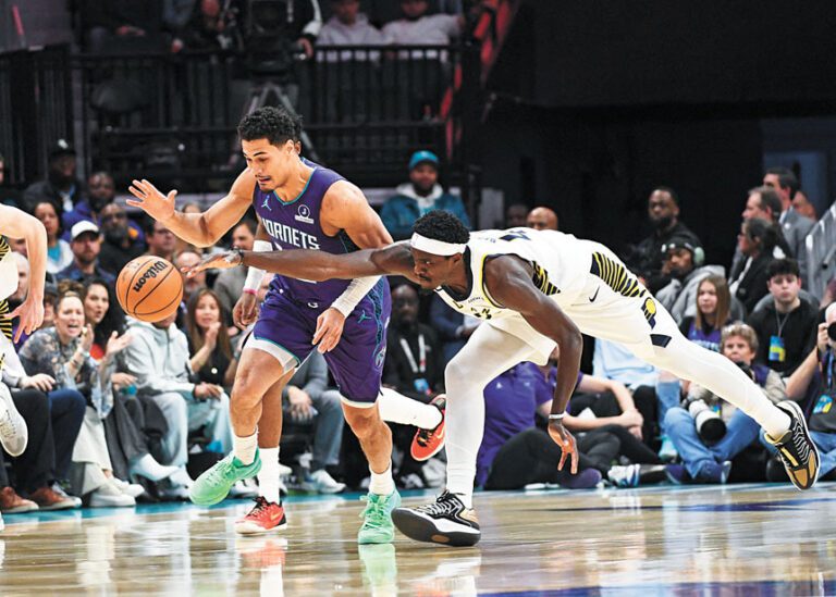 西亞卡姆（右）寸土必爭助主險勝，為主帥千勝里程碑獻禮。路透社