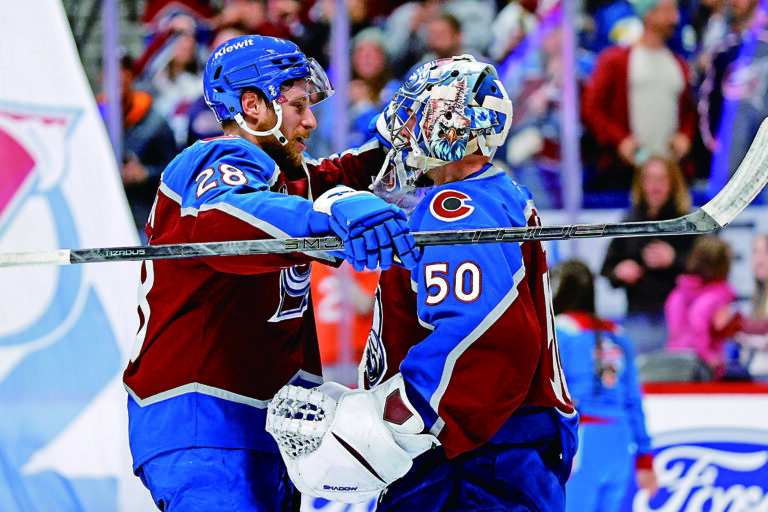 邁納與索洛維約夫相擁慶祝各自里程碑勝利。美聯社