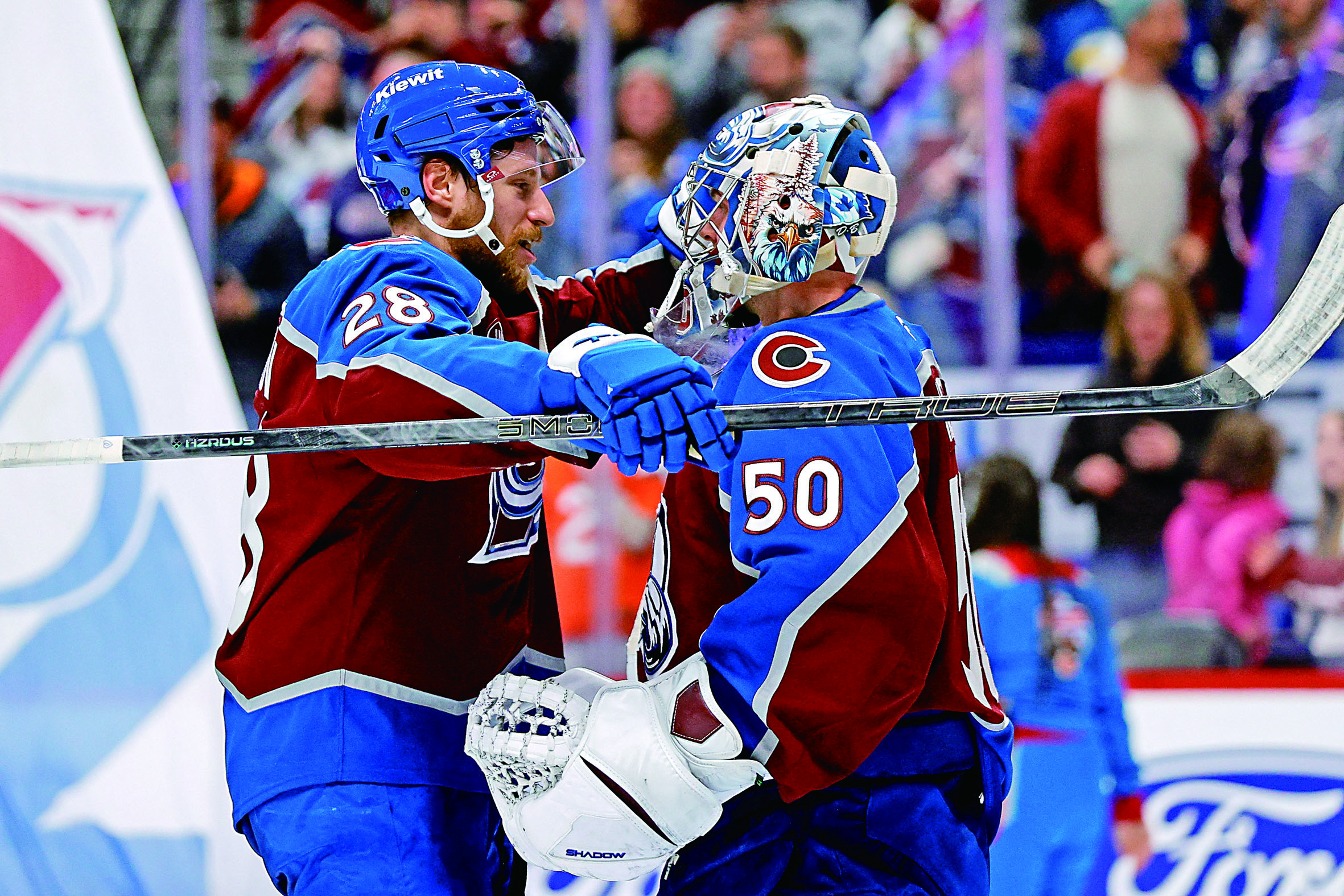 邁納與索洛維約夫相擁慶祝各自里程碑勝利。美聯社