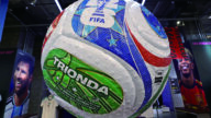 圖為世界盃比賽用球模型。美聯社