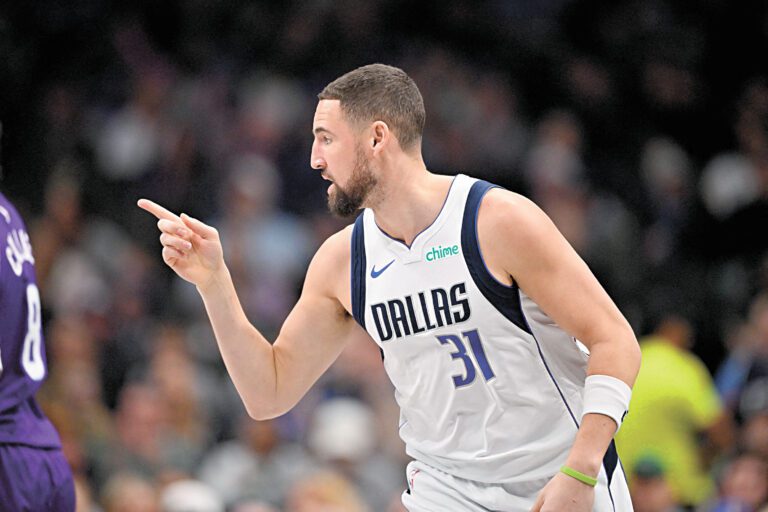 湯普森在對陣爵士隊的比賽中投進三分後慶祝。路透社