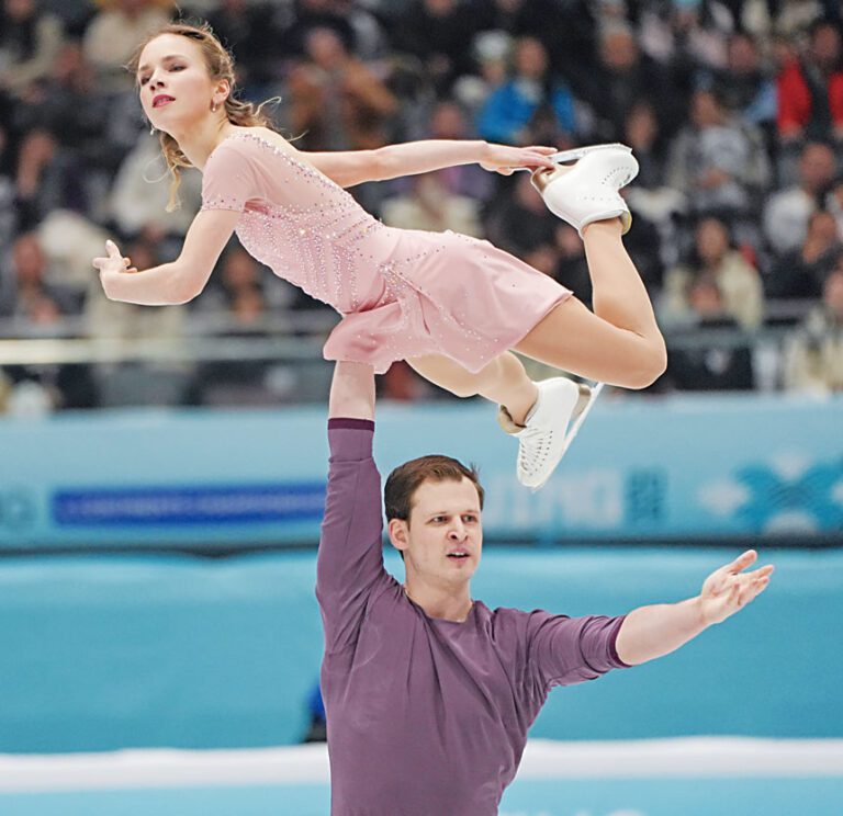 米特羅法諾夫托舉埃菲莫娃。新華社