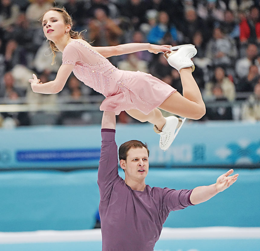 米特羅法諾夫托舉埃菲莫娃。新華社