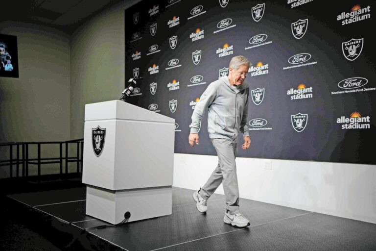 卡羅爾黯然下台。美聯社