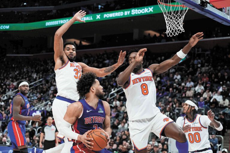 尼克斯兩名球員一起封堵坎寧安。美聯社