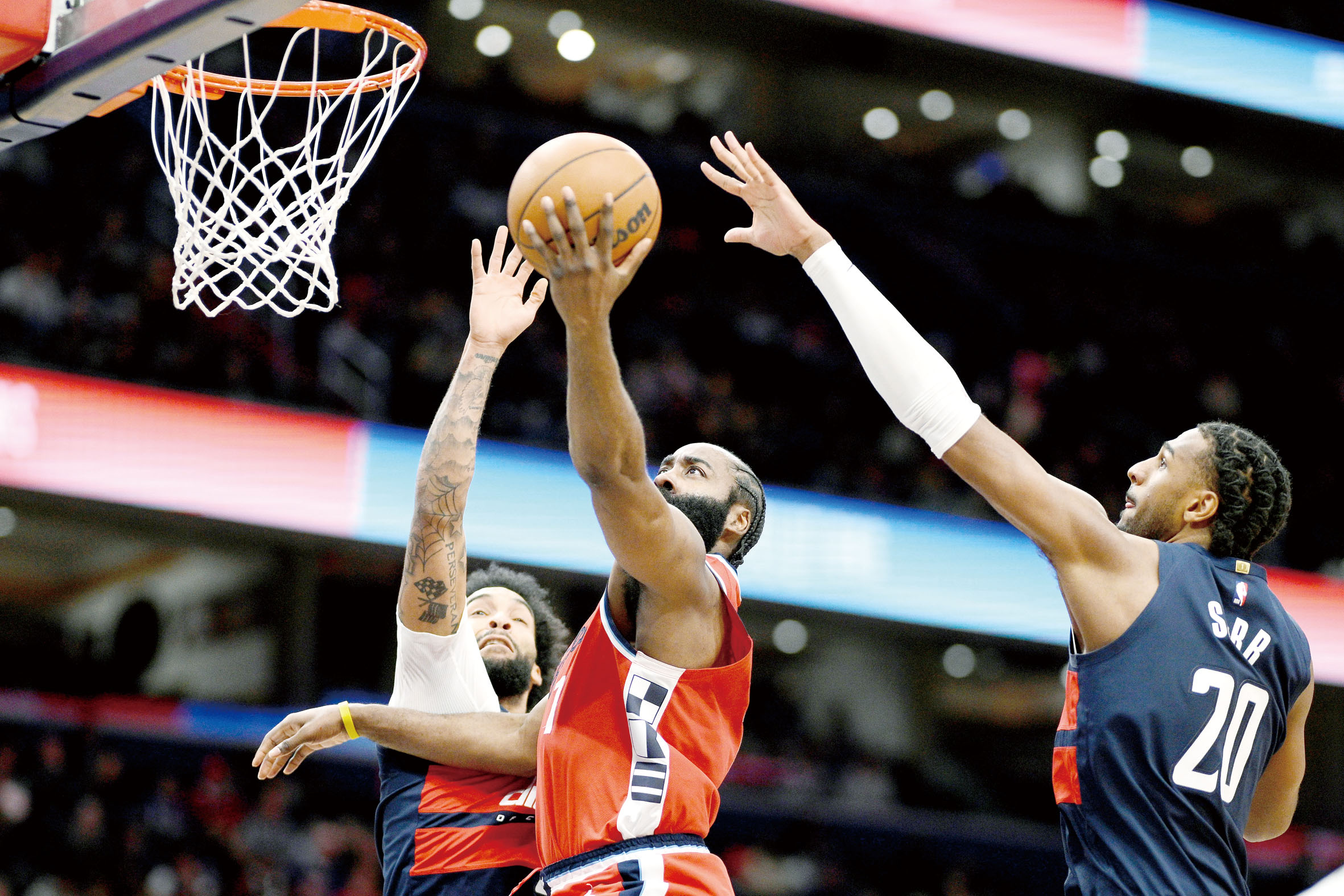哈登在夾擊中上籃得分。美聯社