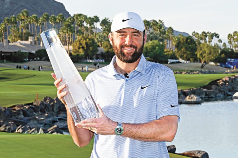 舍夫勒笑捧冠軍獎盃。路透社