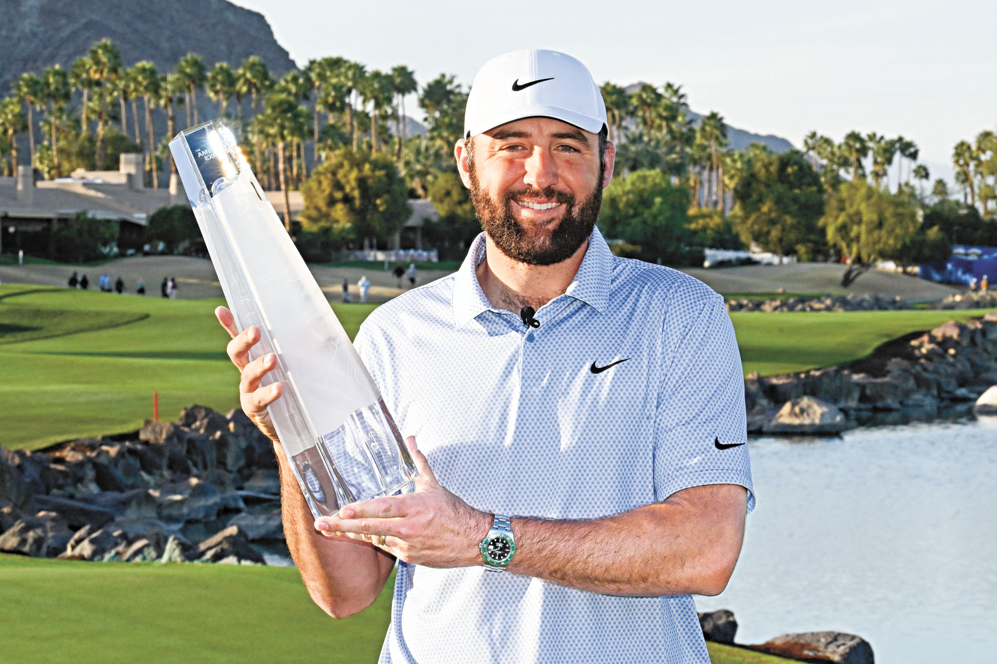 舍夫勒笑捧冠軍獎盃。路透社