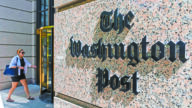 一名女子走入位於華府的《華盛頓郵報》辦公地點。美聯社