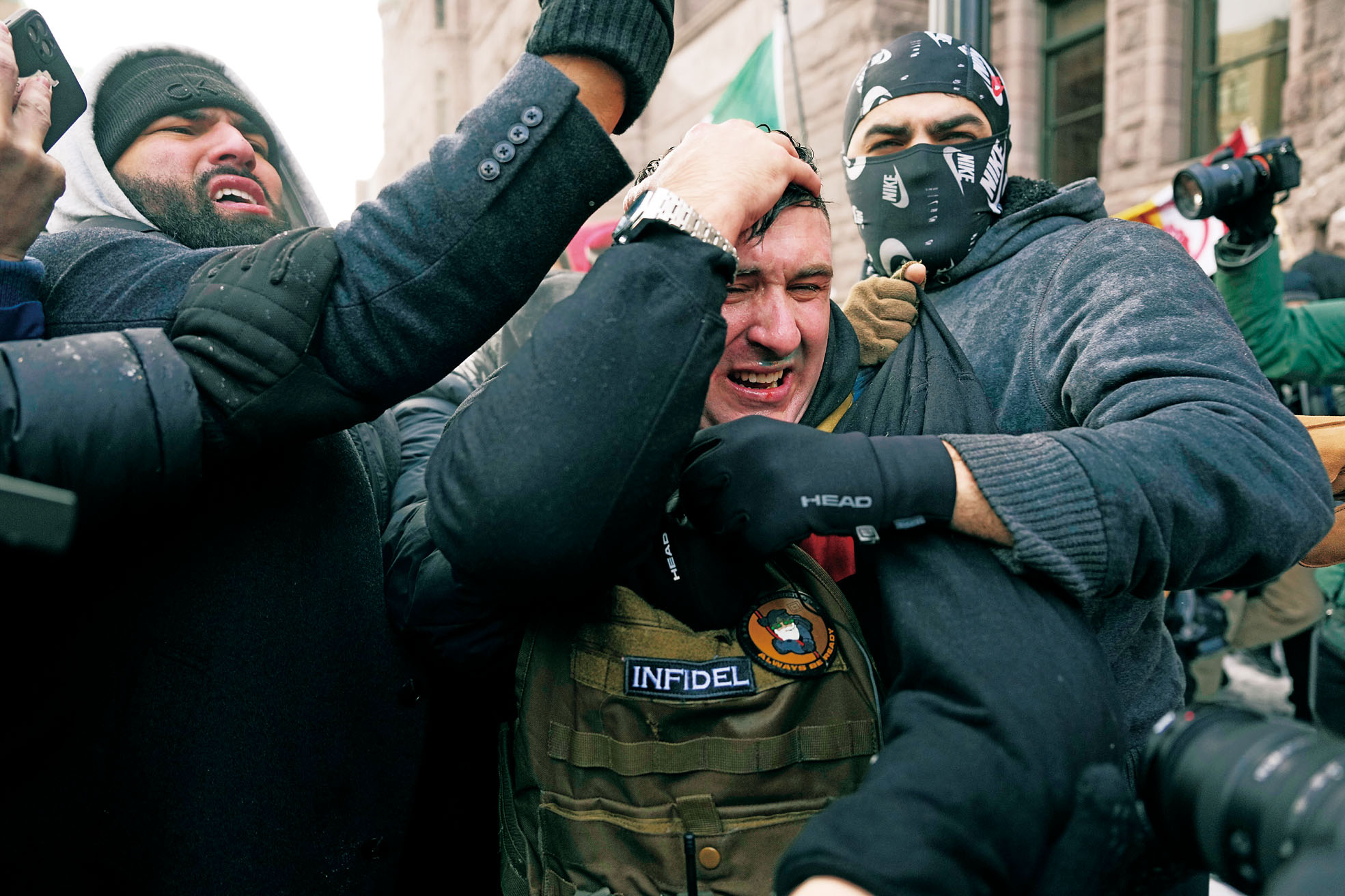 保守派網紅蘭恩與群眾發生推擠與衝突。美聯社