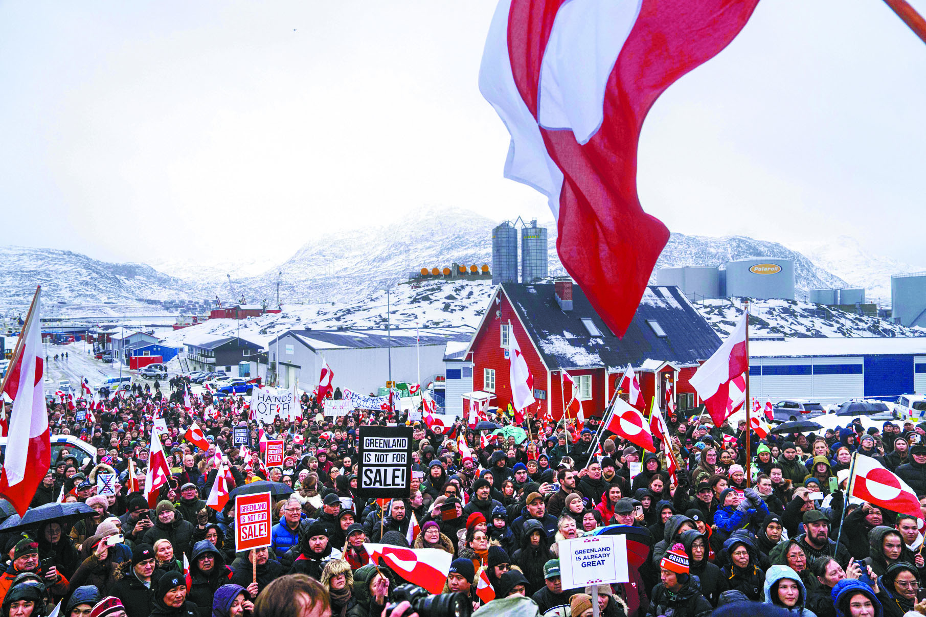 民眾在格陵蘭島努克的美國領事館前，抗議特朗普對格陵蘭島的政策。美聯社