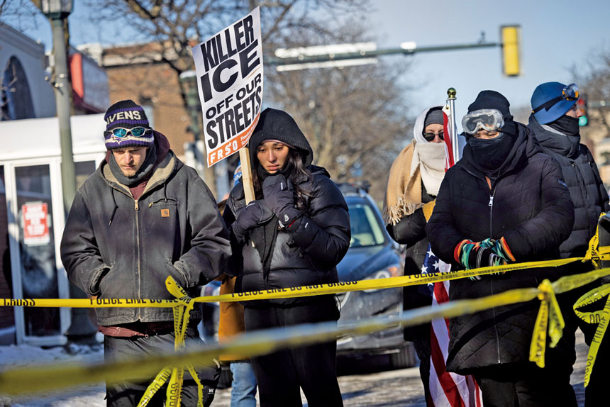民眾聚集在普雷蒂被射殺現場。Ben Hovland/明尼蘇達公共廣播電台/美聯社