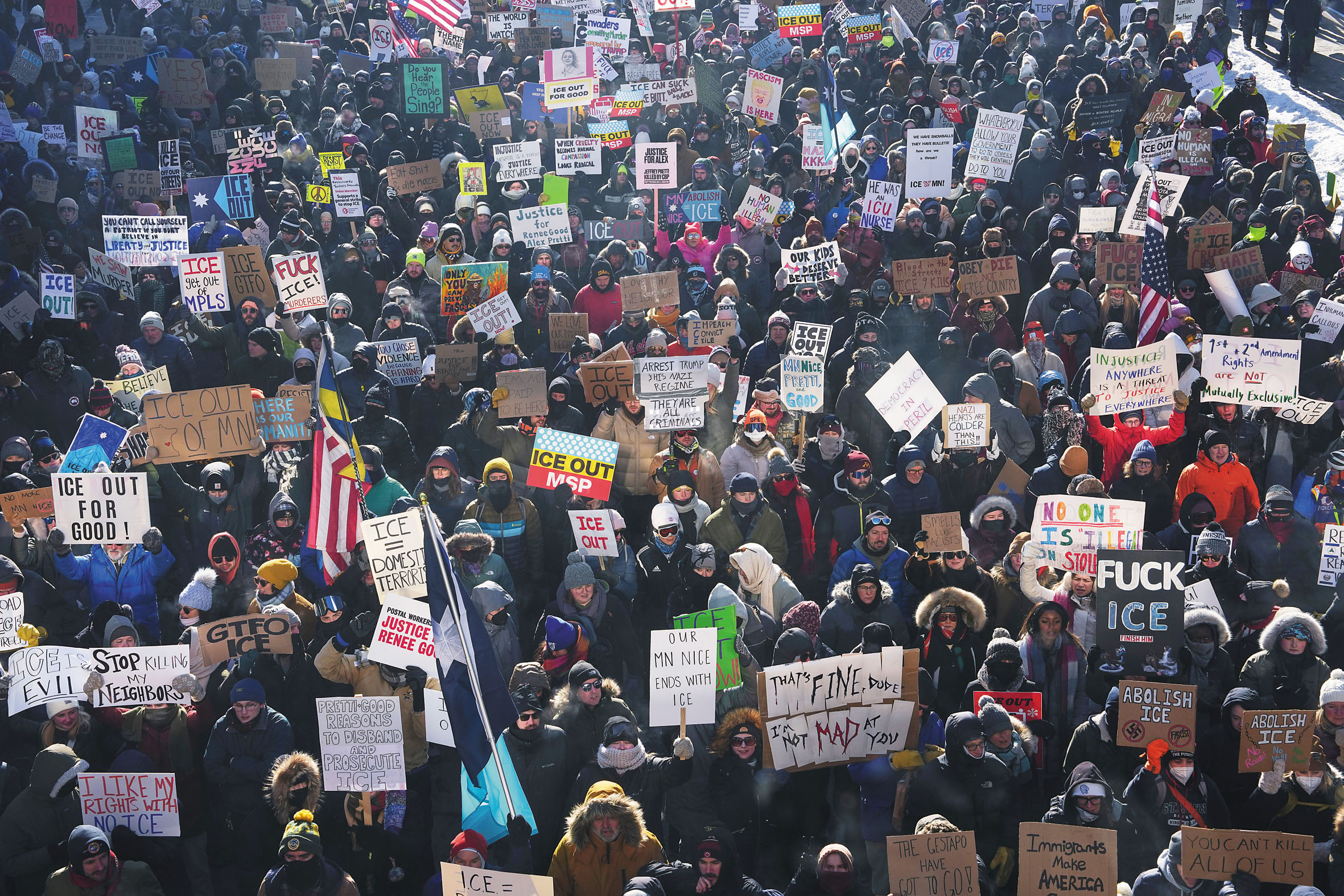 民眾25日在明尼亞波利斯市中心抗議美國移民及海關執法局（ICE）。美聯社