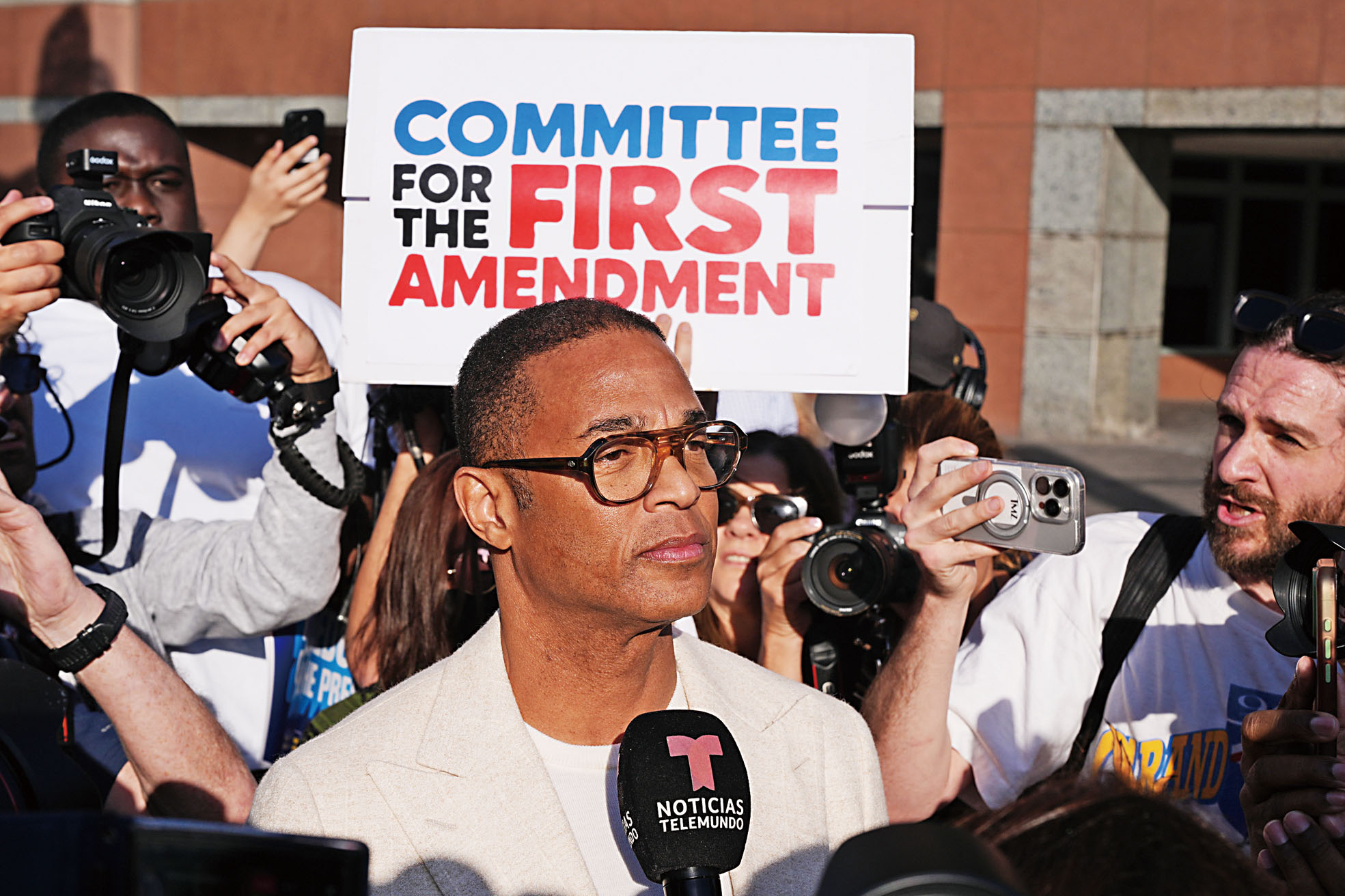 前CNN主播雷蒙在洛杉磯聯邦法院出席聆訊後見媒體。美聯社