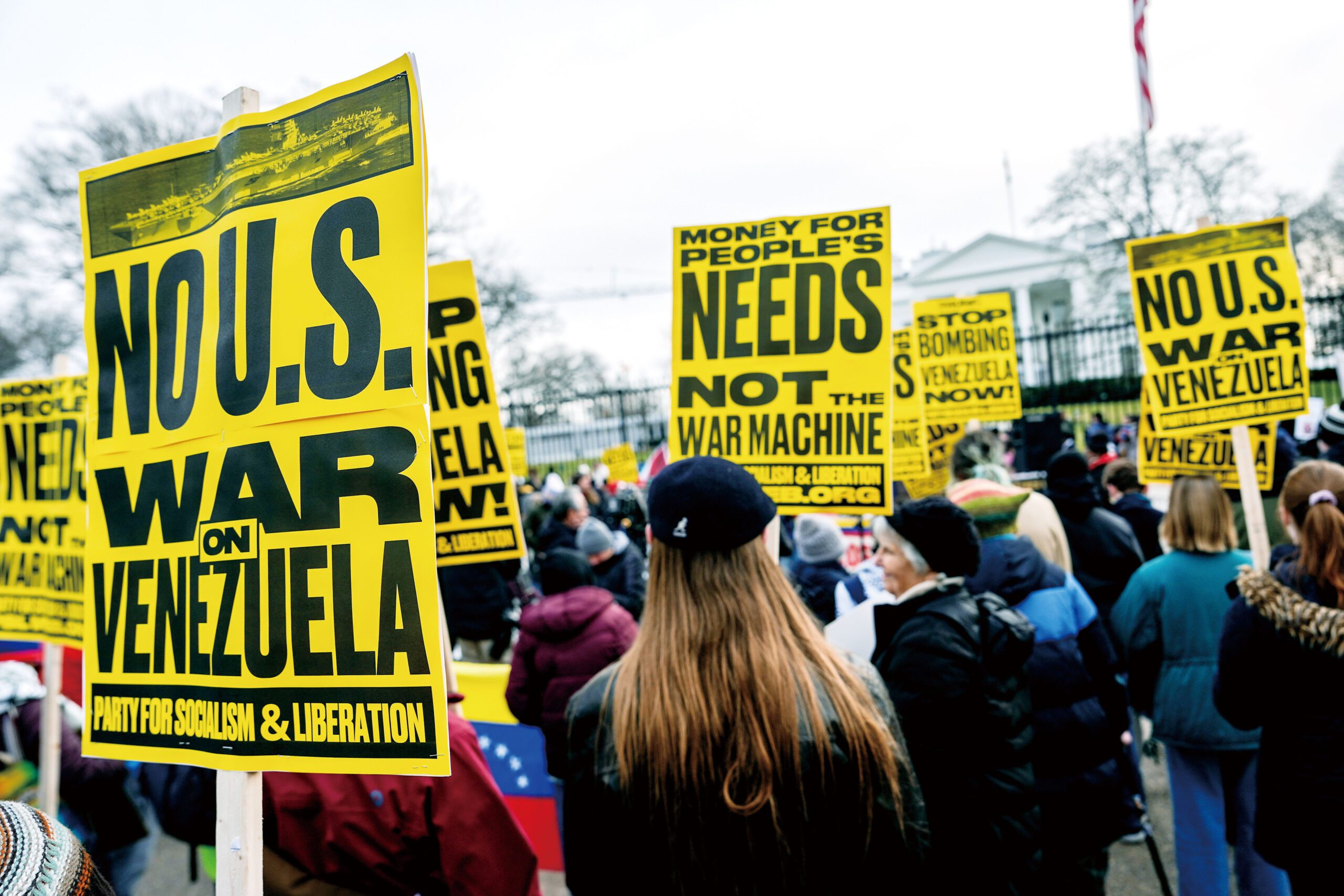 美國突襲委內瑞拉拘捕委國總統馬杜羅後,示威者周六在白宮外集會抗議。美聯社