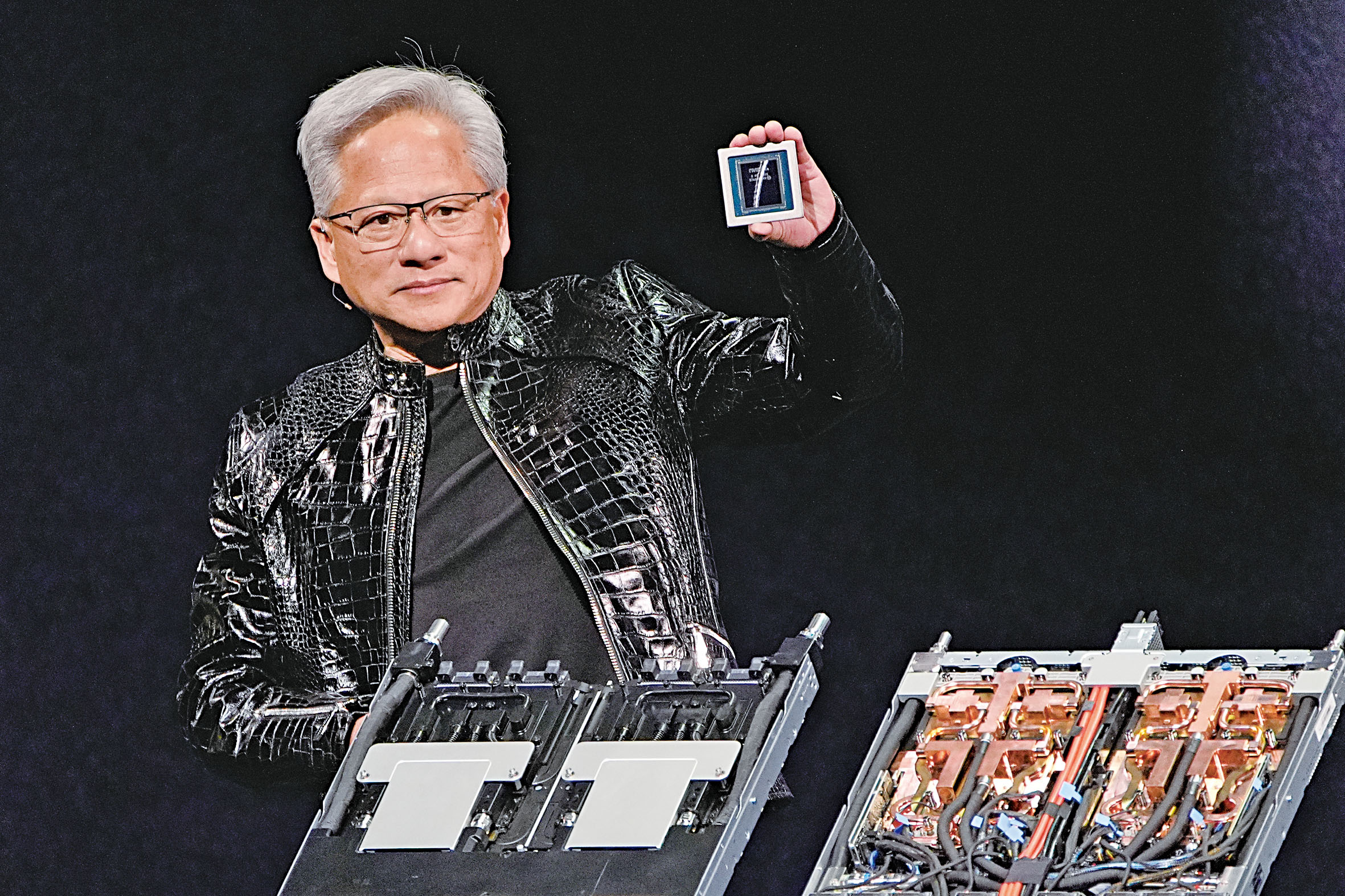 在拉斯維加斯舉行的CES消費電子展前記者會上,英偉達創辦人兼執行長黃仁勳手持Vera CPU發表演說。美聯社