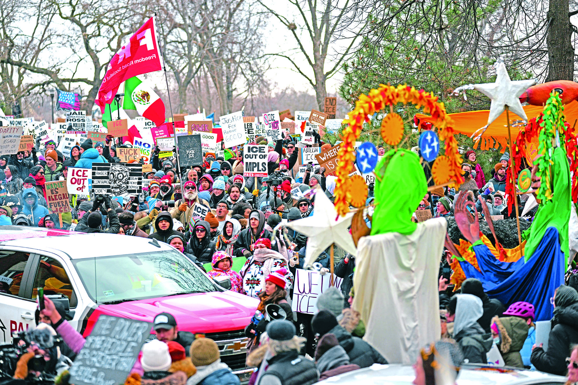 明尼阿波利斯民眾10日出席為古德舉行的集會,譴責ICE暴力執法。美聯社