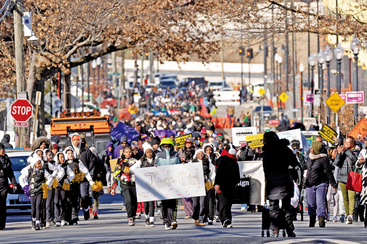 數百名民眾19日不畏嚴寒，在華府沿著馬丁路德金大道遊行。 美聯社