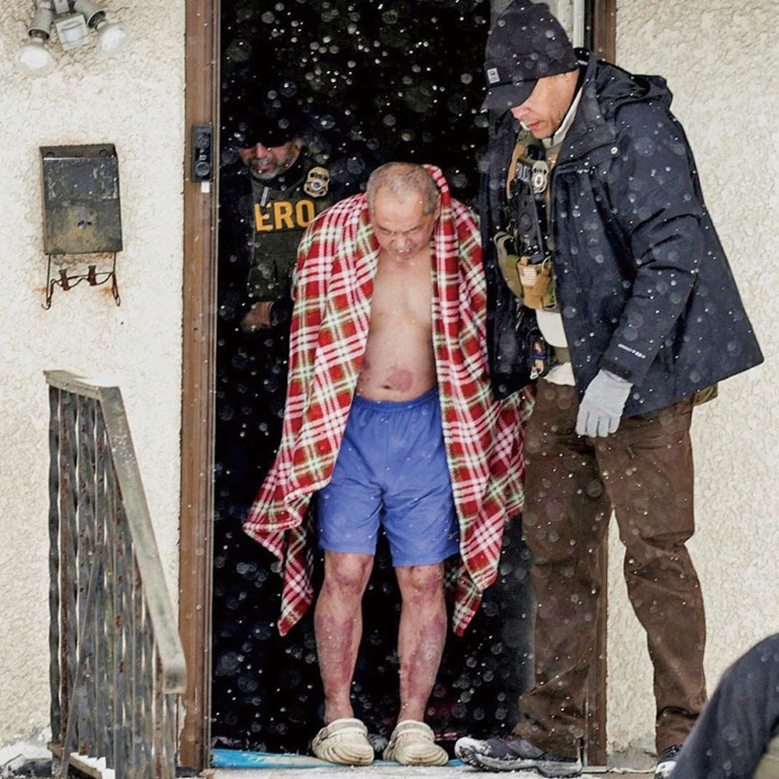 亞裔美國公民56歲的邵宗利（ChongLy Thao），光著上半身裹著毯子被帶走。 X