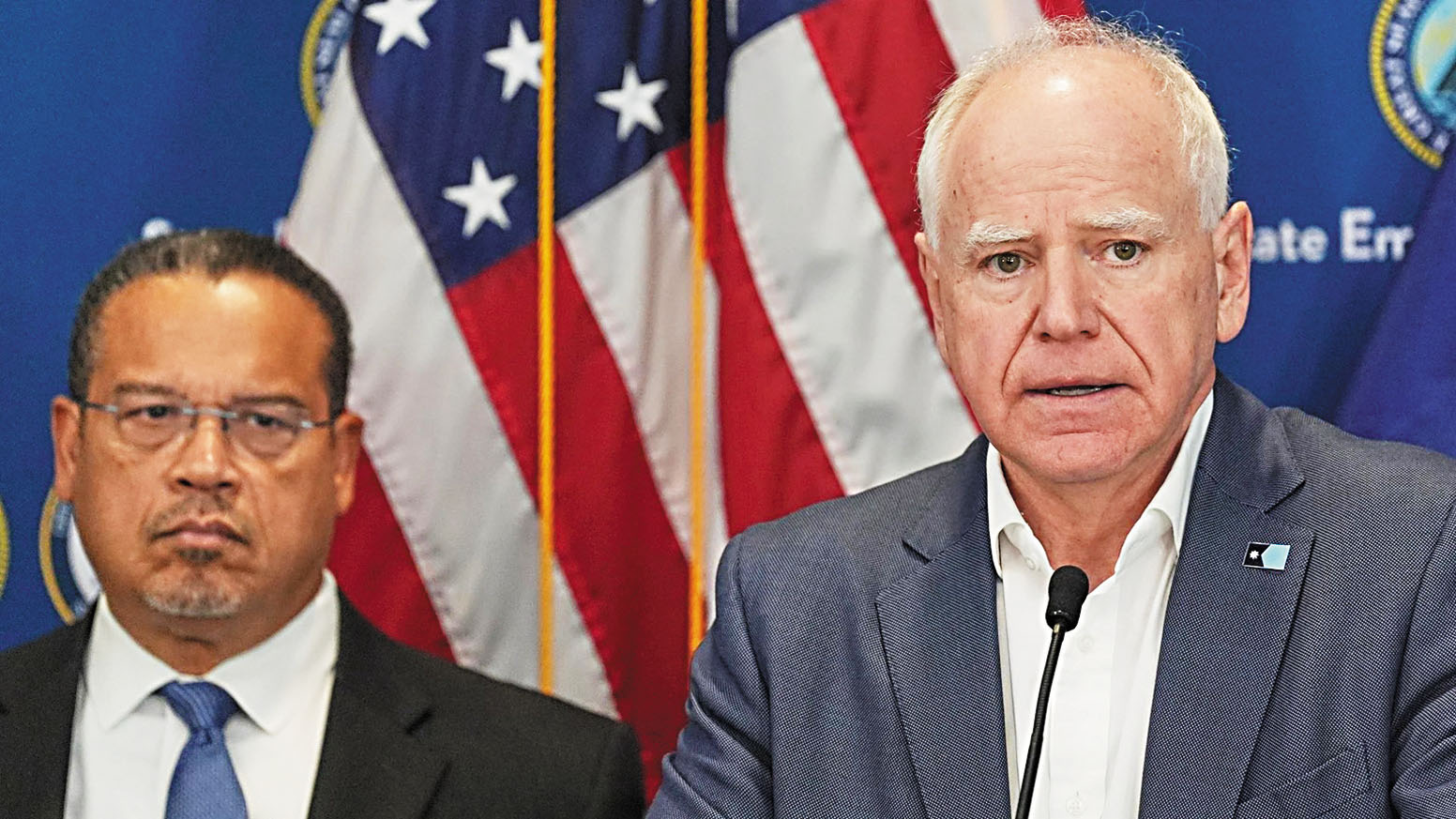 明州州長沃爾茲(圖右)被要求將所有有犯罪紀錄的移民交給聯邦當局。美聯社