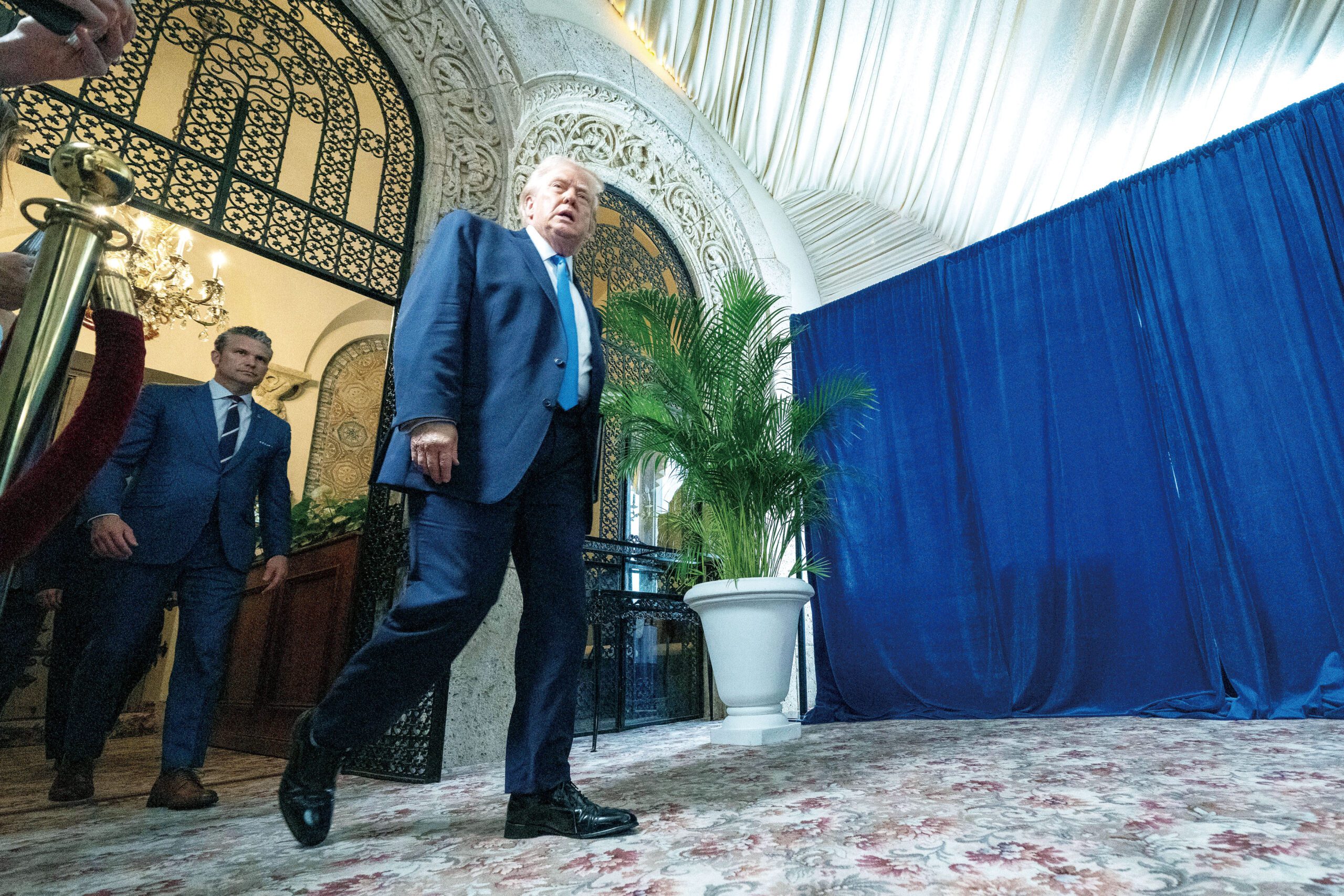 總統特朗普3日在國防部長赫格塞斯陪同下，抵達佛州棕櫚灘海湖莊園並發表講話。美聯社