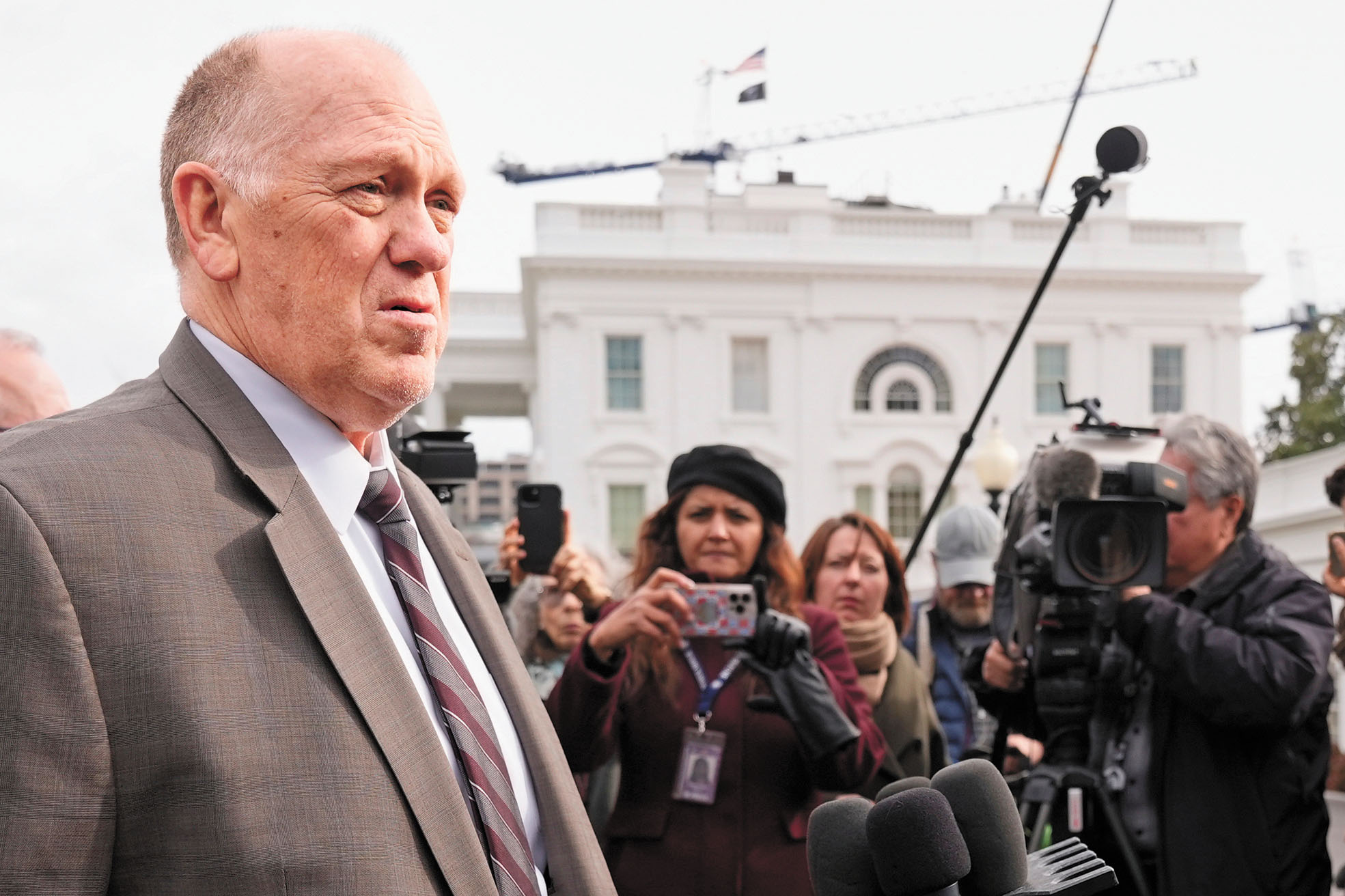 被稱為「邊境沙皇」的海關及移民執法局（ICE）資深官員霍曼週二（27日）與明尼蘇達州州長沃爾茲會面。美聯社