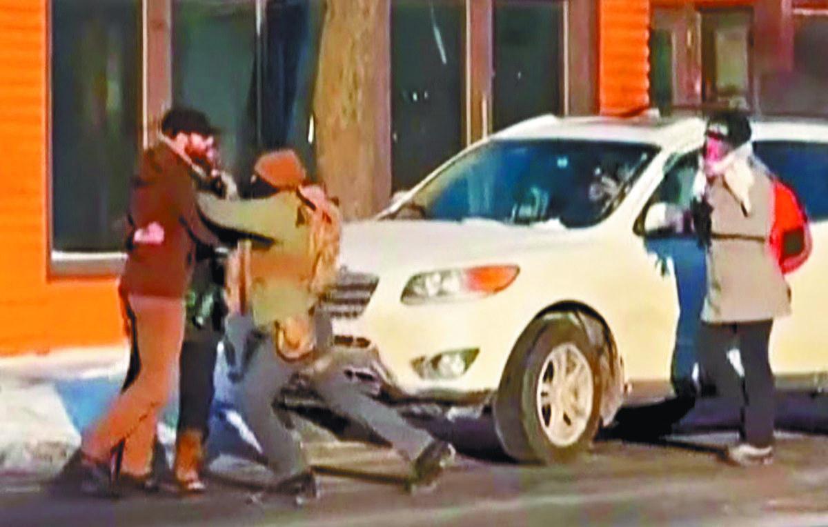 普雷蒂（左一戴黑帽墨鏡），被聯邦特工槍擊致死前一刻。美聯社