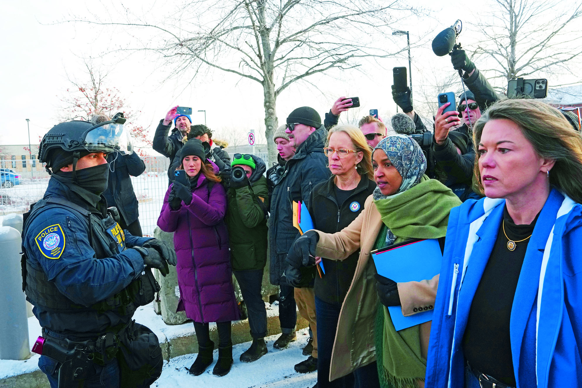 右起：克雷格、奧馬爾與莫里森10日突訪聯邦大樓的ICE拘留設施被拒進入。美聯社