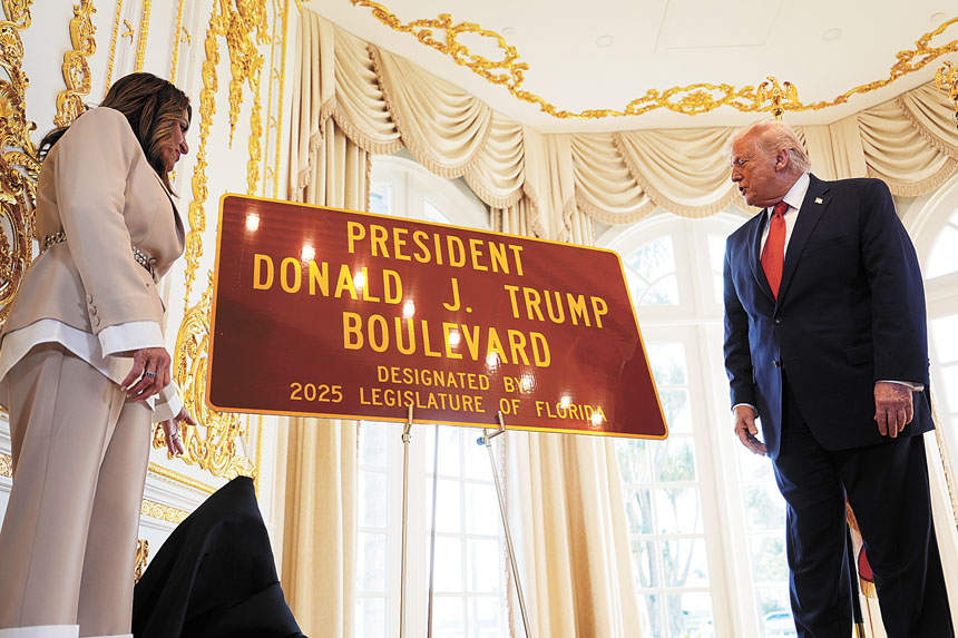 佛州眾議員溫伯格(Meg Weinberger)16日在海湖莊園向總統特朗普送上一塊「唐納德.J.特朗普總統大道」路牌。美聯社