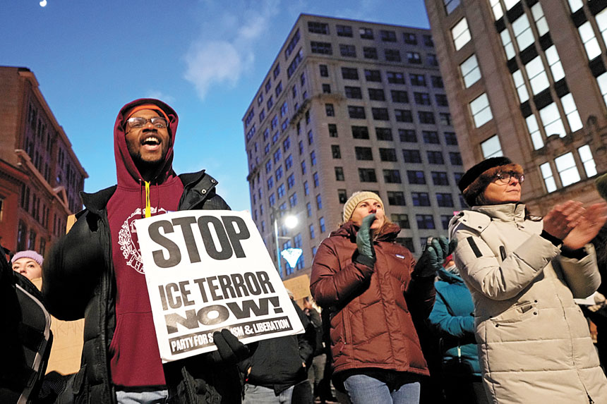 當地示威者日前上街抗議ICE在緬因州展開大規模執法行動。美聯社資料圖片