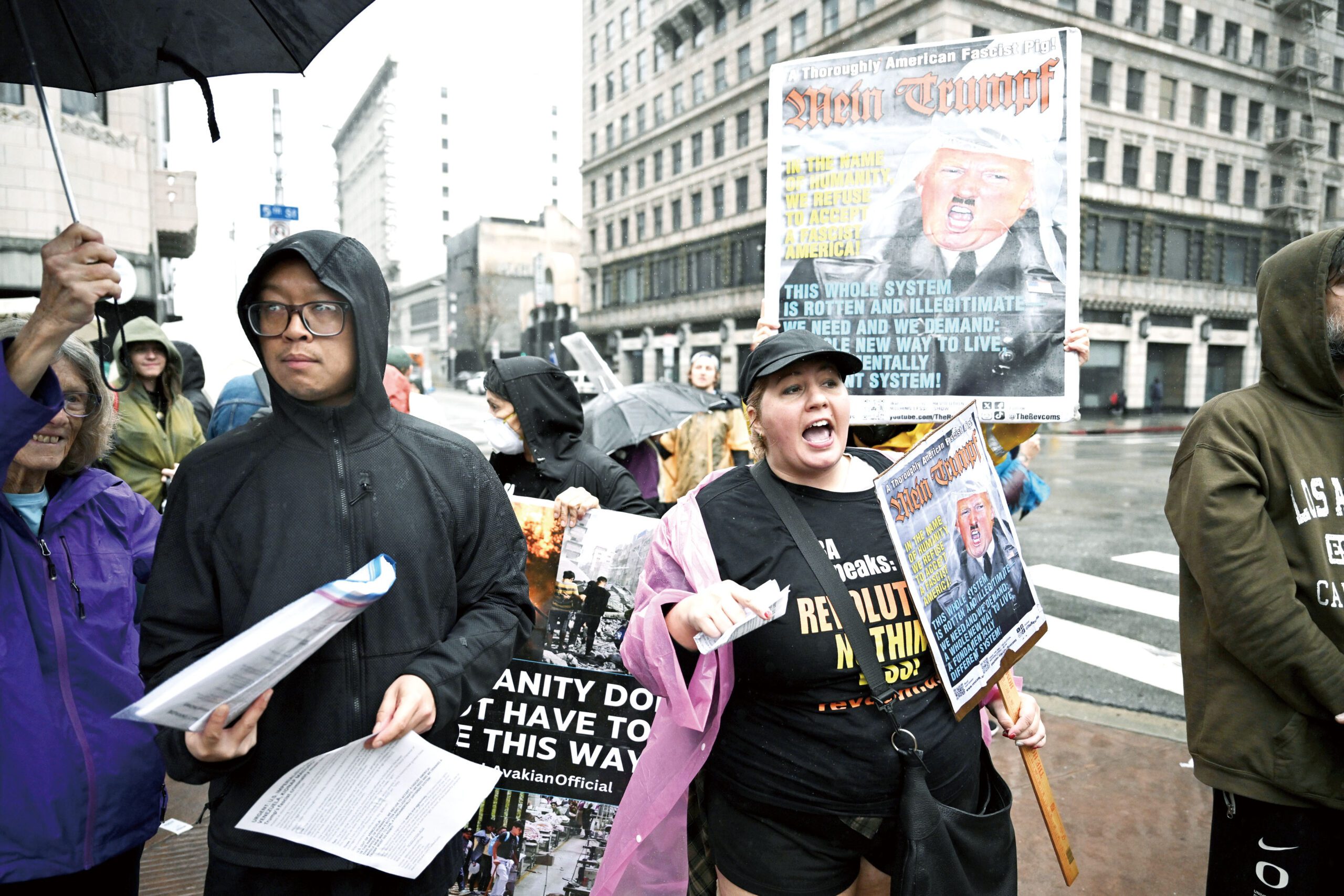 洛杉磯有民眾上街抗議，譴責特朗普派遣美軍突襲委內瑞拉。美聯社