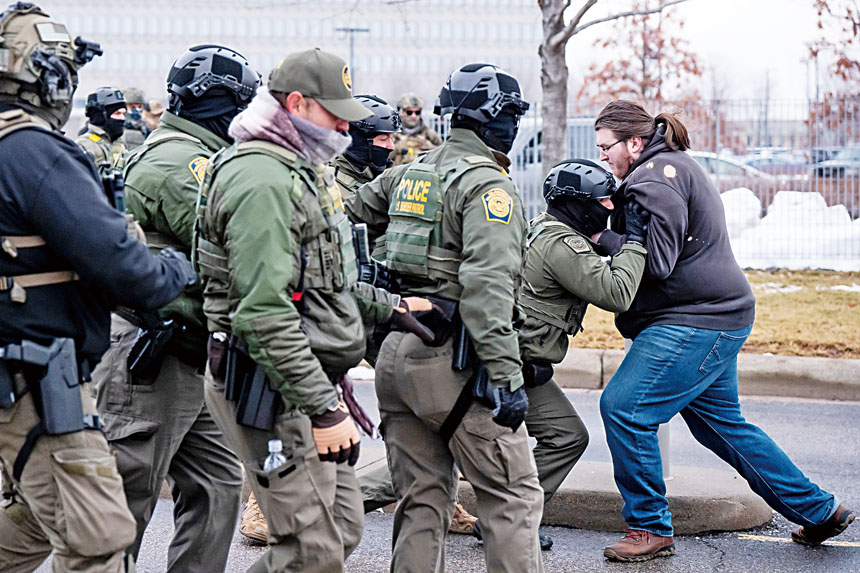 執法人員8日在明尼阿波利斯聯邦大樓外與示威者發生衝突期間,一人被當場拘留。Christopher Katsarov/加通社/美聯社