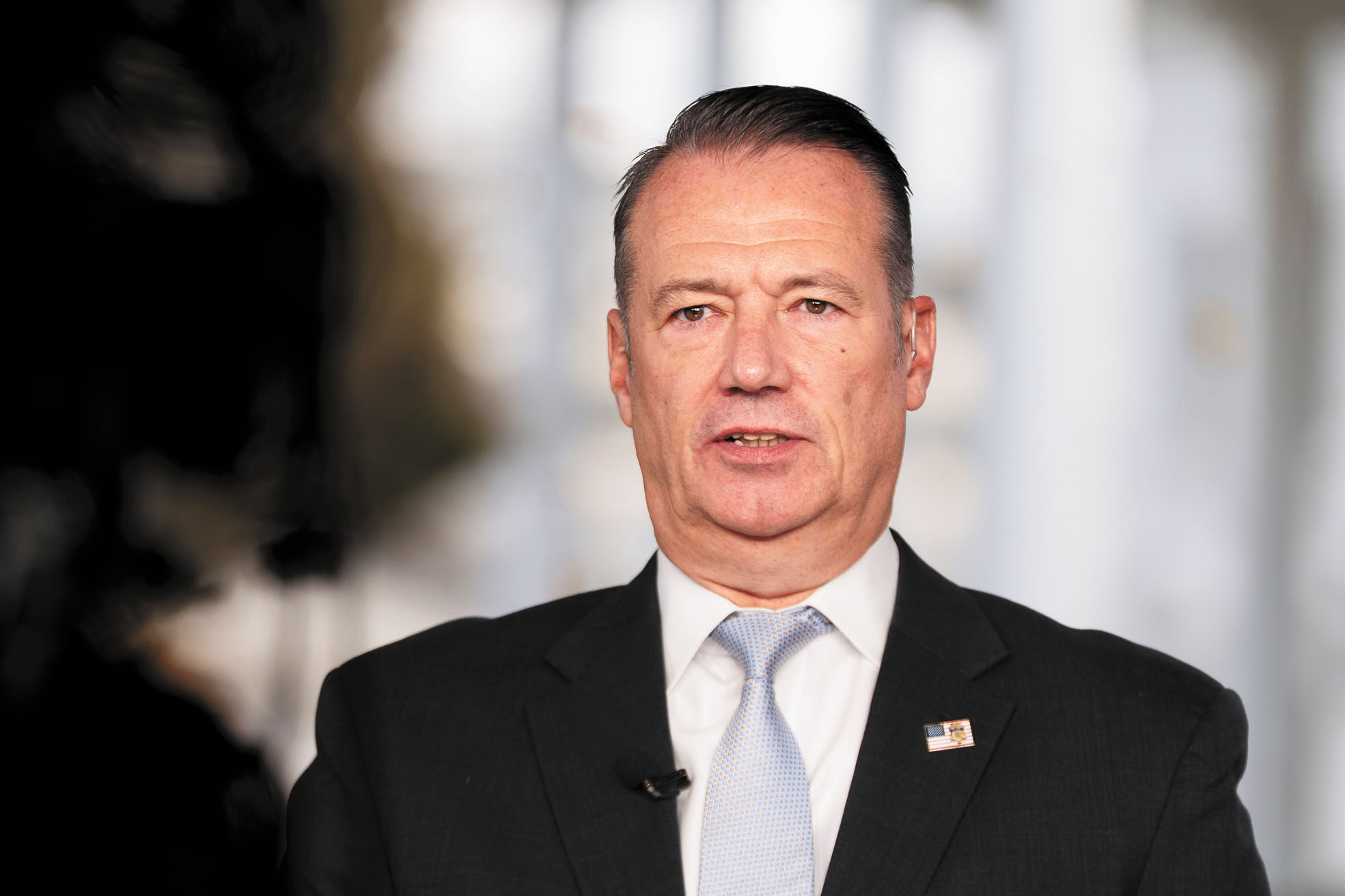 美國移民及海關執法局（ICE）代理局長萊昂斯（Todd Lyons）須於週五(30日)親自出庭說明，否則可能面臨藐視法庭的後果。 美聯社