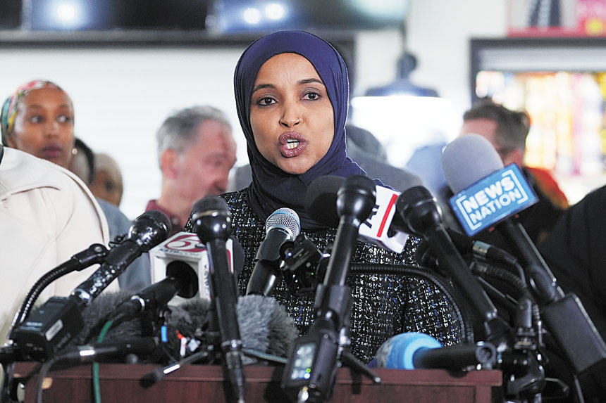 聯邦眾議員奧馬爾28日出席記者會。美聯社