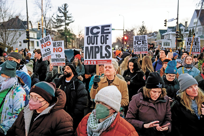 一名移民和海關執法局官員7日在明尼阿波利斯槍殺一名女子後,民眾參加抗議和守夜活動。美聯社