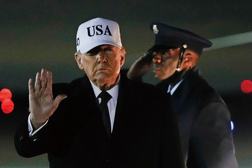 兩項最新民調顯示,民眾對特朗普處理移民議題的評價回落。美聯社資料圖片