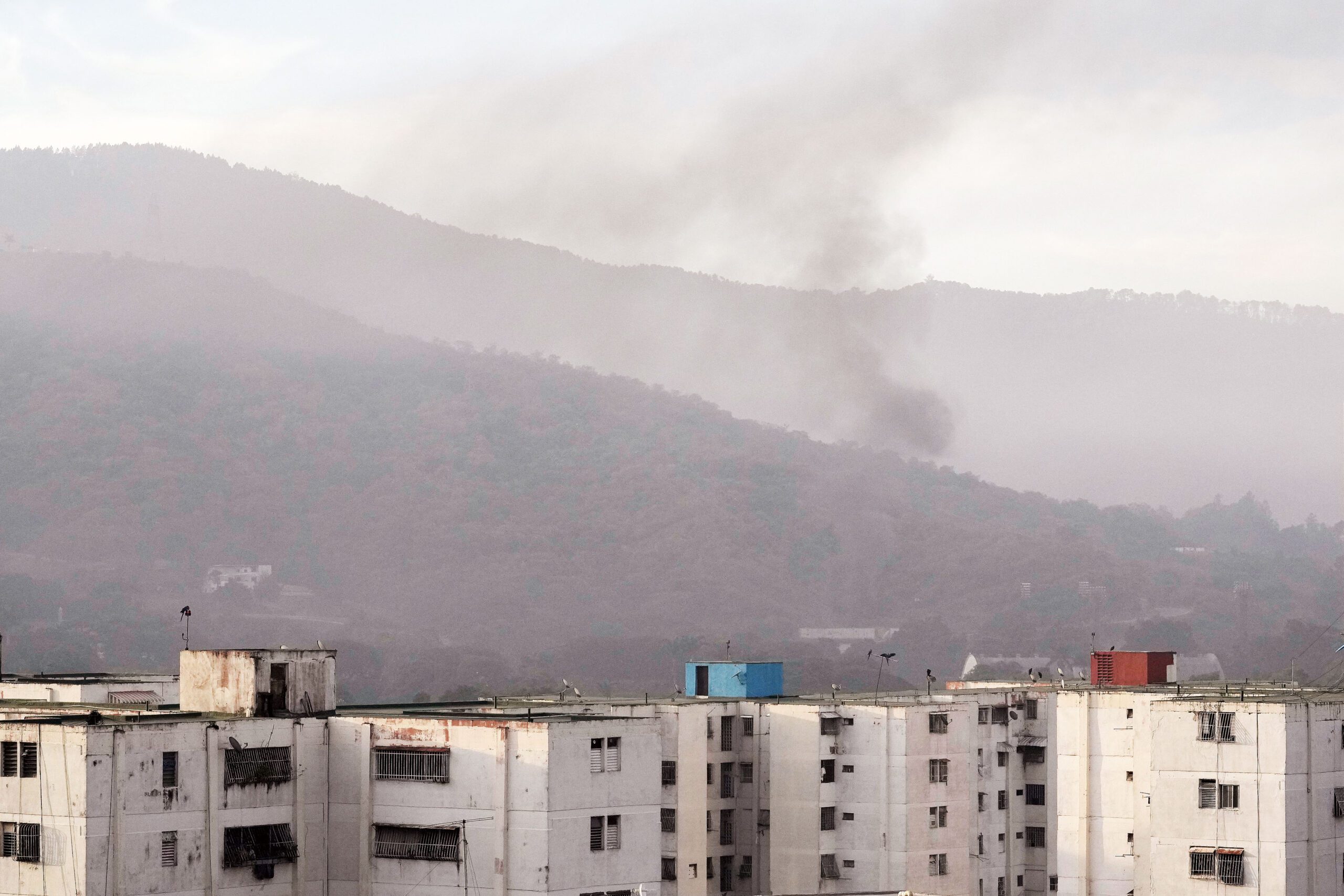 美軍空襲委內瑞拉，首都卡拉卡斯的提烏納堡（Fort Tiuna）傳出多起爆炸聲後冒出濃煙。美聯社
