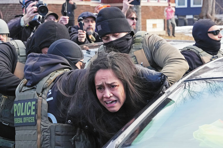 聯邦人員在明尼阿波利斯扣押一名女子。美聯社