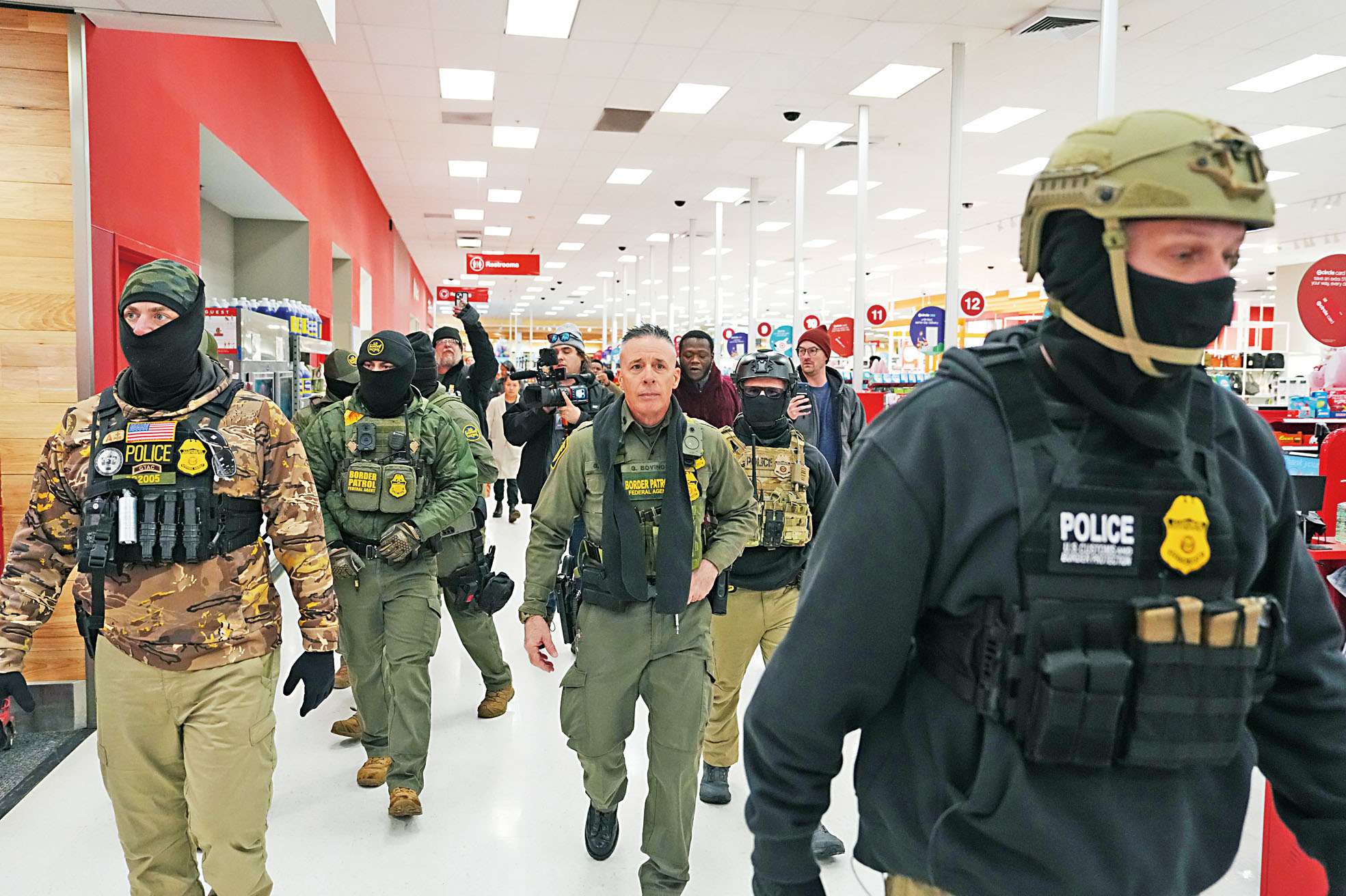 圖為邊境巡邏人員11日在明州聖保羅一間Target分店內。日前里奇菲爾德一間Target分店亦有移民執法人員拘捕兩名員工。美聯社資料圖片
