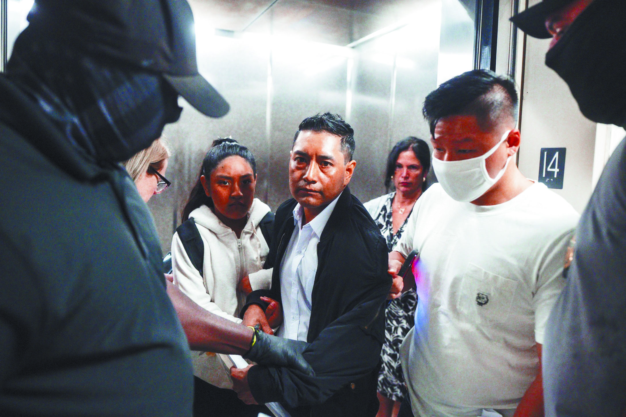 2025年9月在紐約，一名男子和他的女兒在移民法庭聽證會結束後試圖離開時，被美國移民和海關執法局（ICE）的特工在電梯裡逮捕。 美聯社