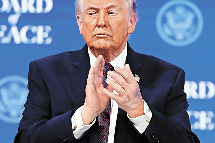 總統特朗普22日晚結束在瑞士達沃斯的世界經濟論壇行程返抵白宮，凌晨在社交平台上密集發帖。美聯社