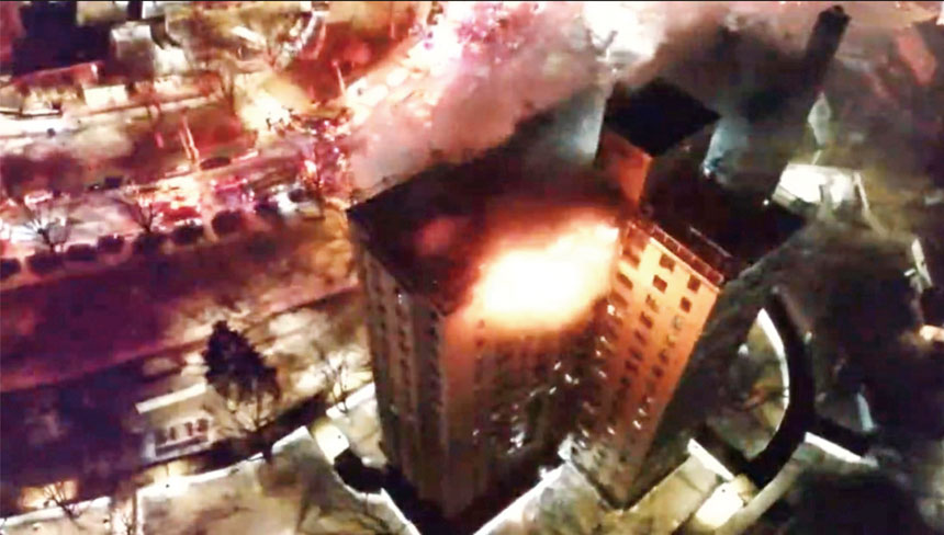 布朗士區一幢高層住宅大樓發生火警，消防人員展開灌救。紐約市消防局/美聯社