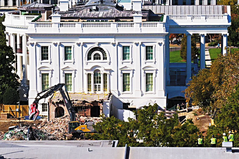 白宮東翼附屬建築被拆除，為建造新的宴會廳做準備。美聯社