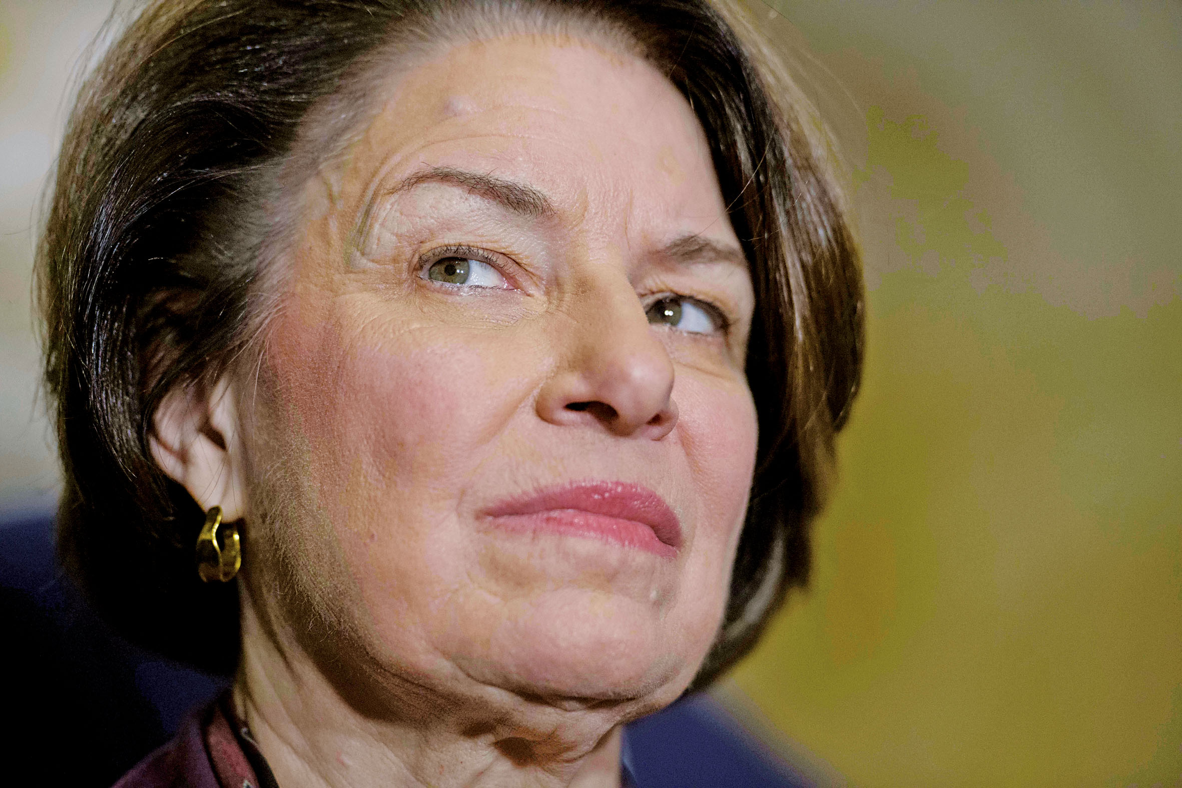 沃爾茲退選後，該州資深聯邦參議員克洛布徹（Amy Klobuchar）正在考慮是否投入州長選戰，但尚未做出最終決定。美聯社