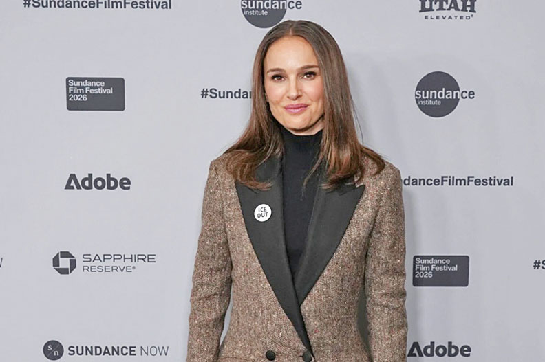 影星波特曼參加聖丹斯電影節身上別著（ICE OUT）的胸章。美聯社